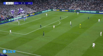 庫(kù)爾圖瓦精準(zhǔn)大腳開(kāi)到前場(chǎng)右路，巴爾韋德跟進(jìn)過(guò)人射門得分！