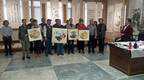 “翰墨頌英模，添彩中國夢”慶五一節(jié)書畫贈英?；顒釉谏綎|省文化館隆重舉行